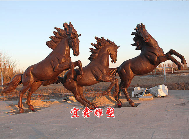 奔馳的駿馬