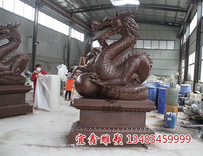 銅雕龍