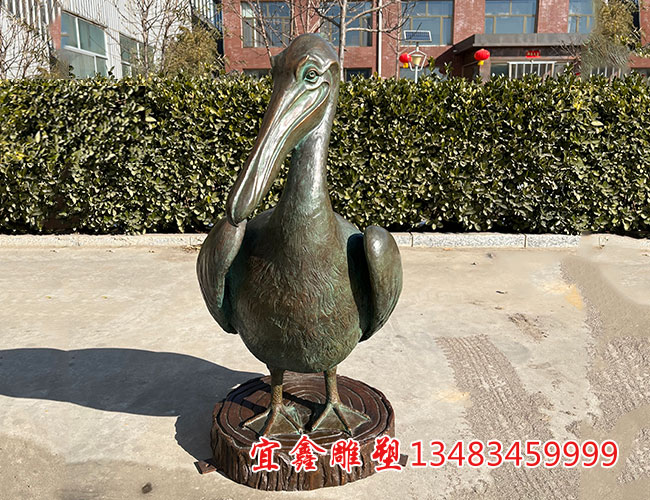 銅雕鵜鶘鳥