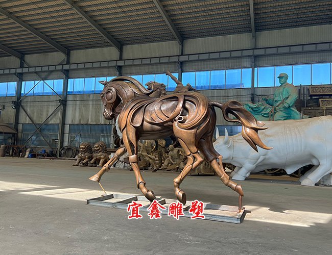 馬雕塑左側(ce) 麵