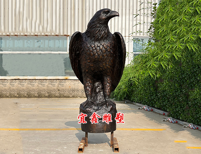 鷹雕塑