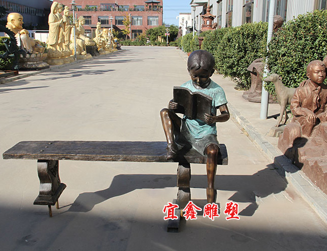 長椅看書小孩雕塑