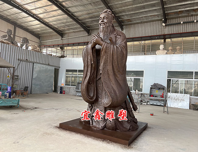 孔子雕塑側(ce) 麵