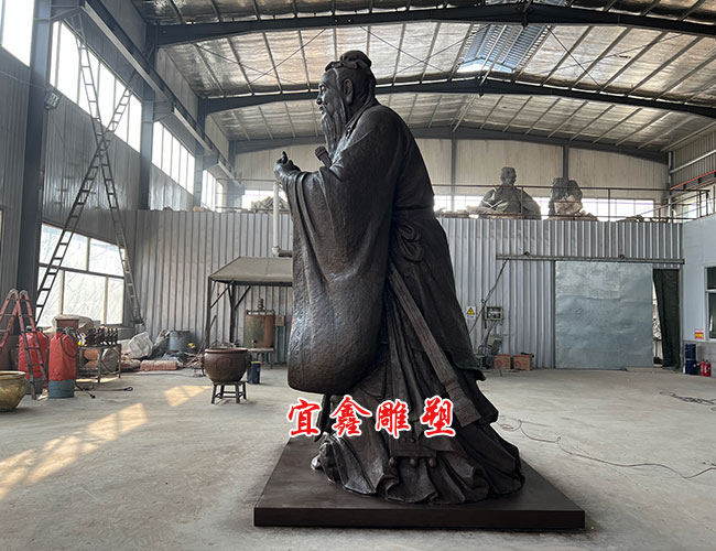 孔子雕塑側(ce) 麵